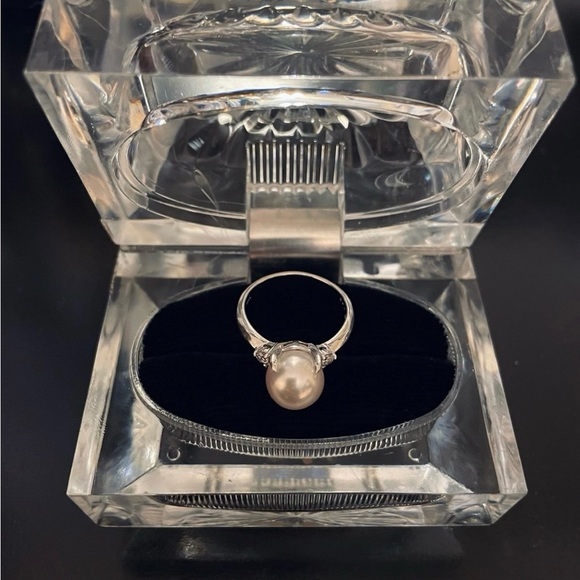 Ladies Platinum Diamond Pearl Ring size 6